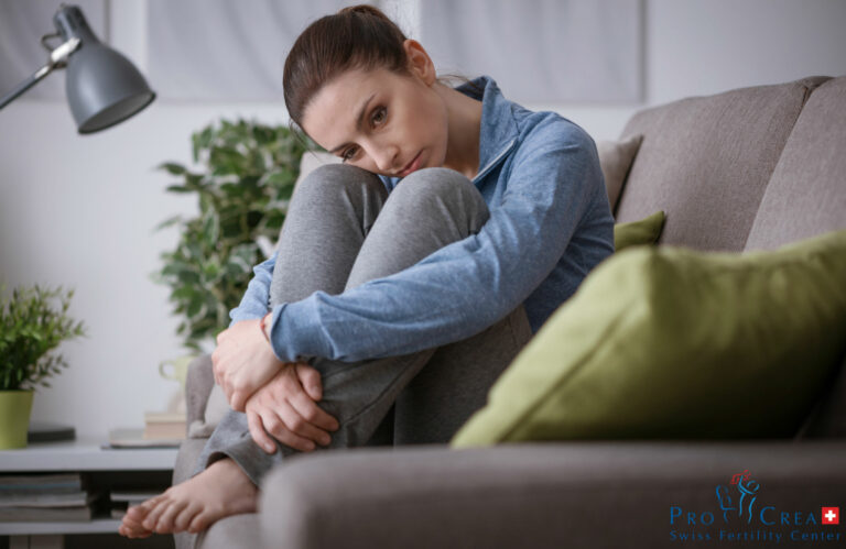 endometriosi donna rannicchiata sul divano