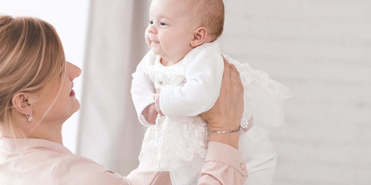 Madre con il proprio bambino nato da ovodonazione