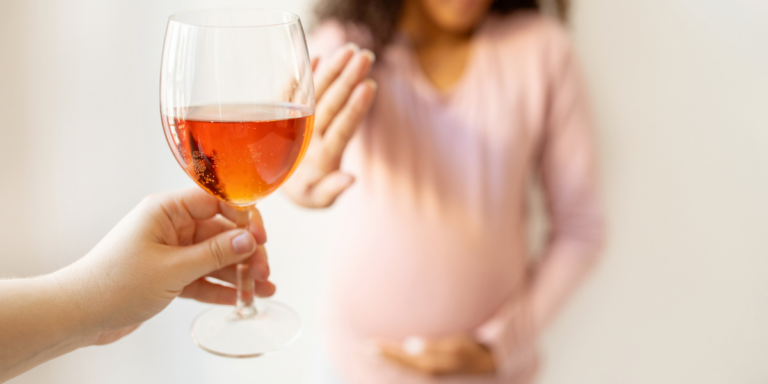 Donna che rifiuta un bicchiere di alcol durante la ricerca di una gravidanza